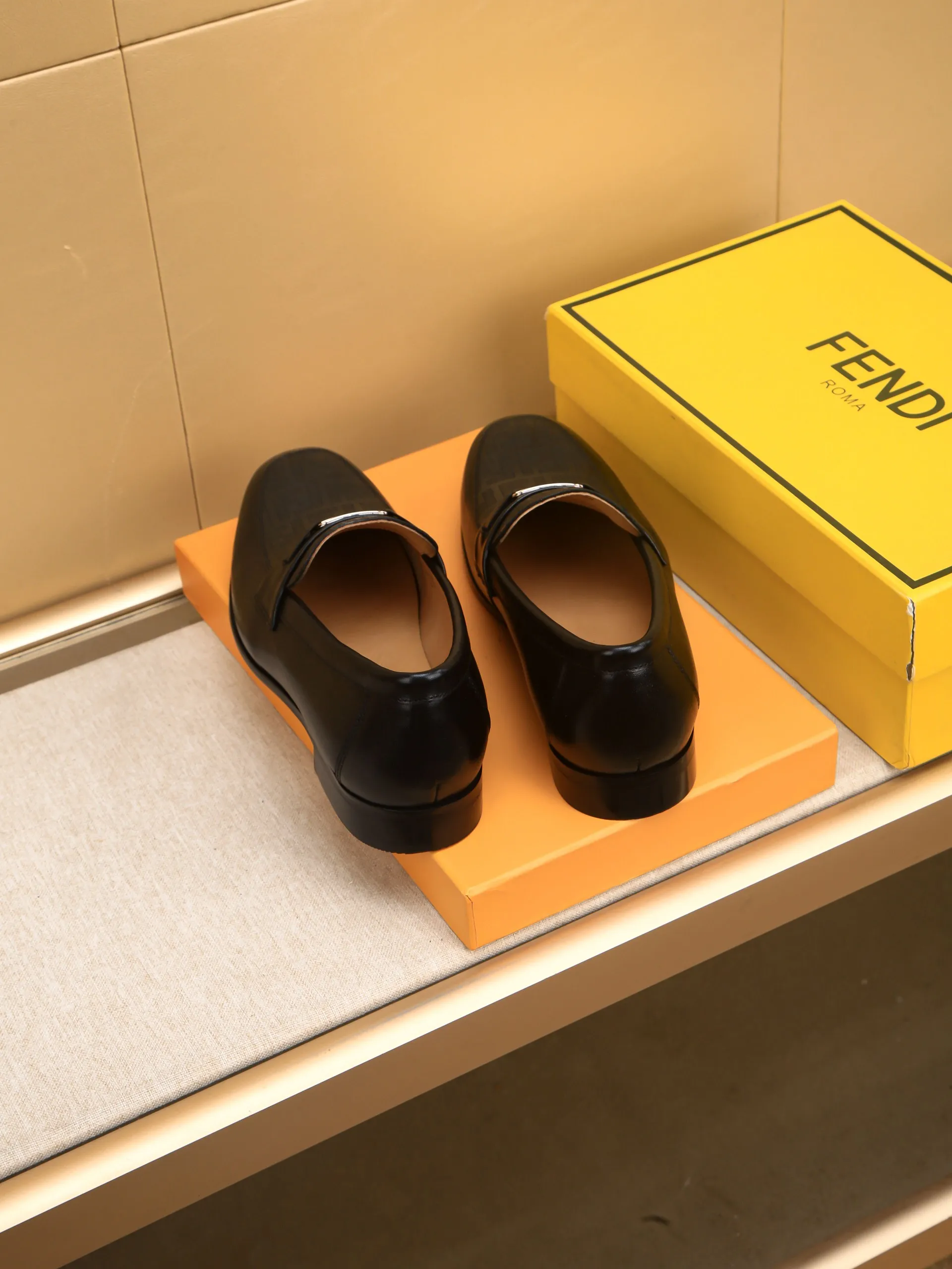 Men's shoes💰460 🕷🕷【FENDI】The latest men's formal leather shoes🇨🇳Classic series not to be missed💯The first layer is made of imported first-layer cowhide☘Original quality, the leather is smooth and delicate🎋Awesome version, perfect streamlined outline🍇🐮Leather lining, code number 39-44...(customized at 38.45.46.47)